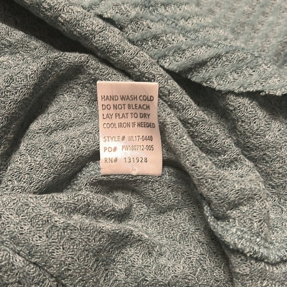 Women’s green long sleeve waffle knit top size M/L. - Picture 6 of 6